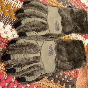 The North Face Women’s Gloves. Size M